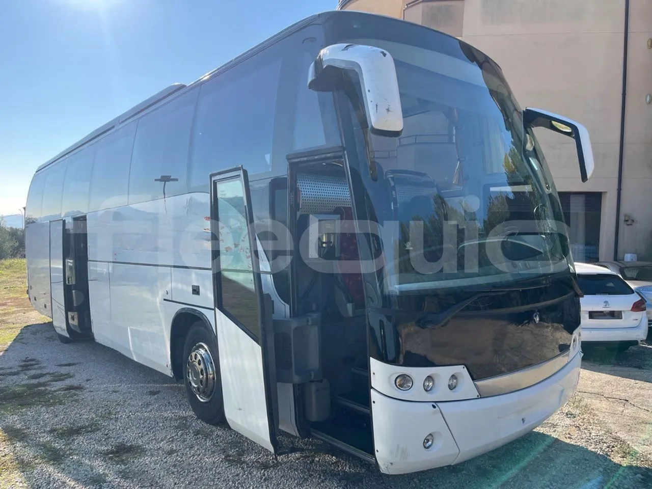 Beulas Scania Aura Scania K124 - Euro3 - 309kW - 12mt - 3/4 right front doors open