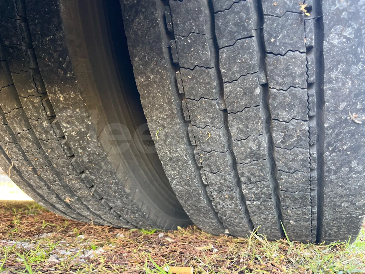 Beulas Scania Aura Scania K124 - Euro3 - 309kW - 12mt - tread condition front tires left