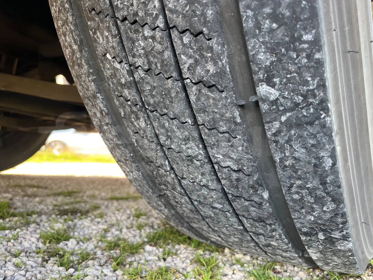 Beulas Scania Aura Scania K124 - Euro3 - 309kW - 12mt - tread condition front tires right