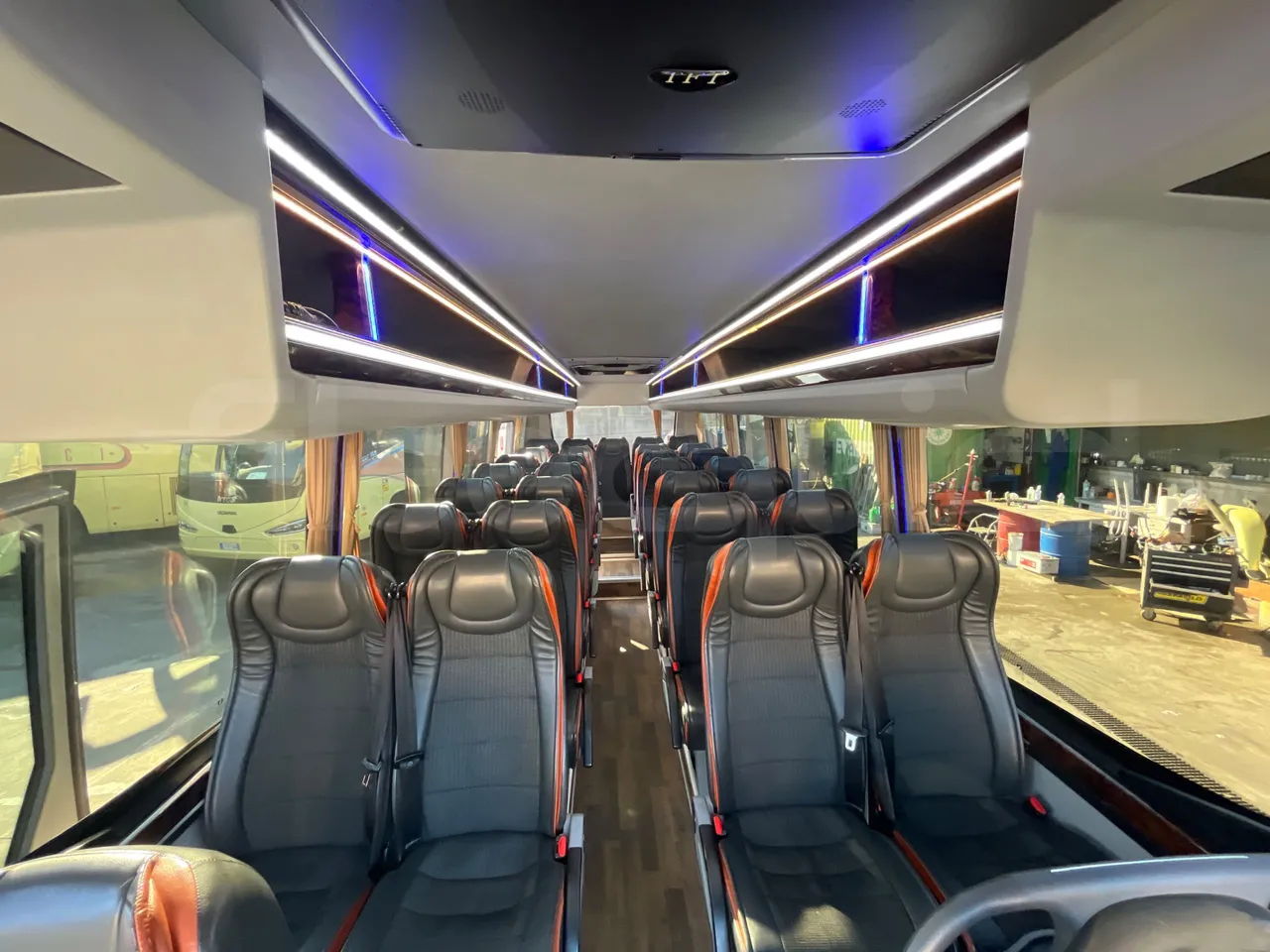 Iveco Daily CARIND - Euro6 - 132kW - 8.400mt - footrest detail photo