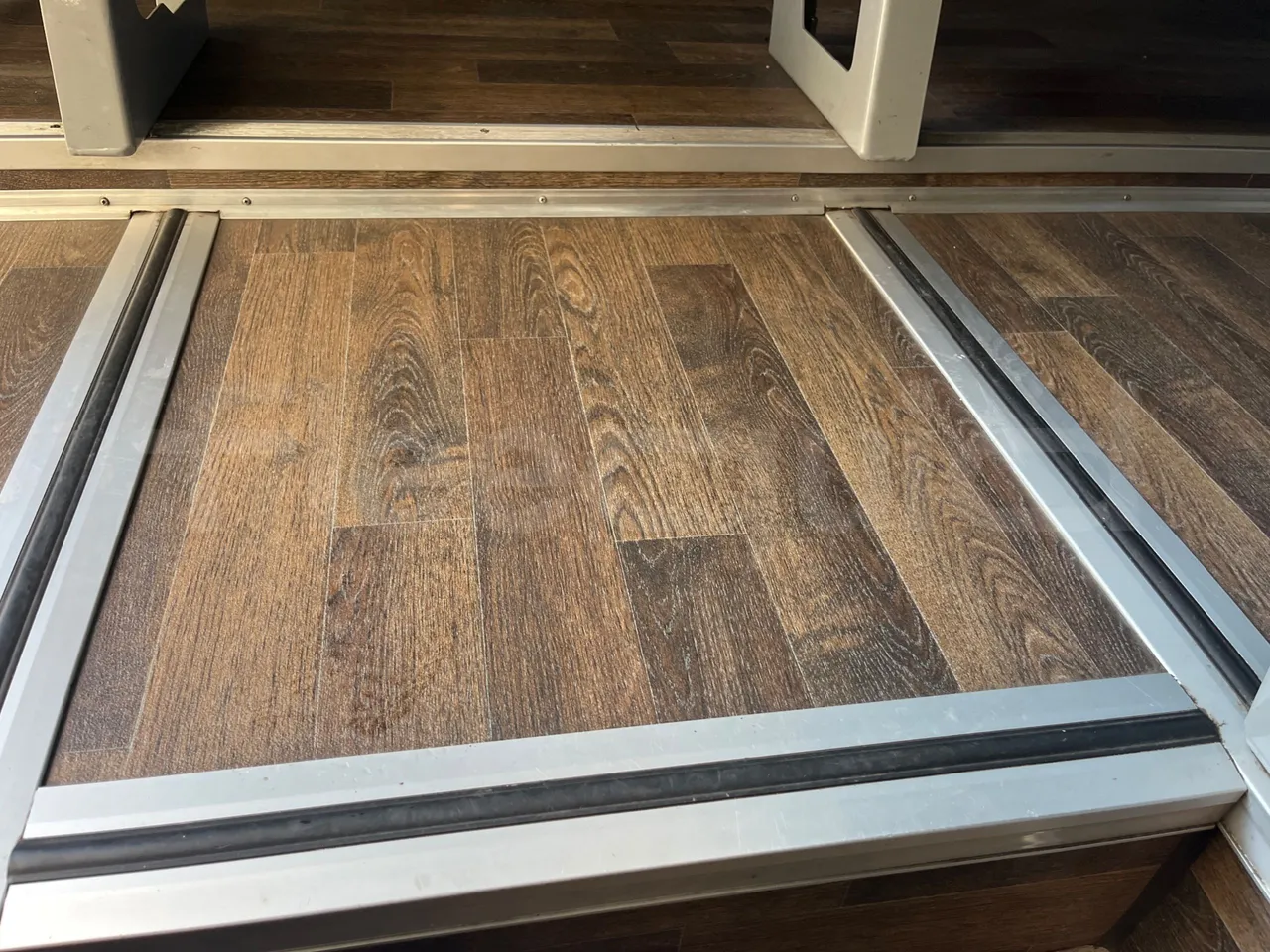 Iveco Daily CARIND - Euro6 - 132kW - 8.400mt - floor hatches photo