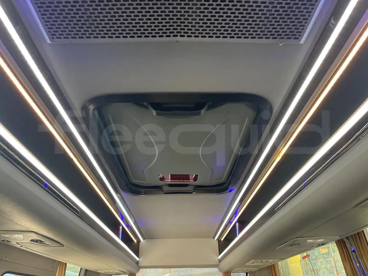 Iveco Daily CARIND - Euro6 - 132kW - 8.400mt - roof hatch 1