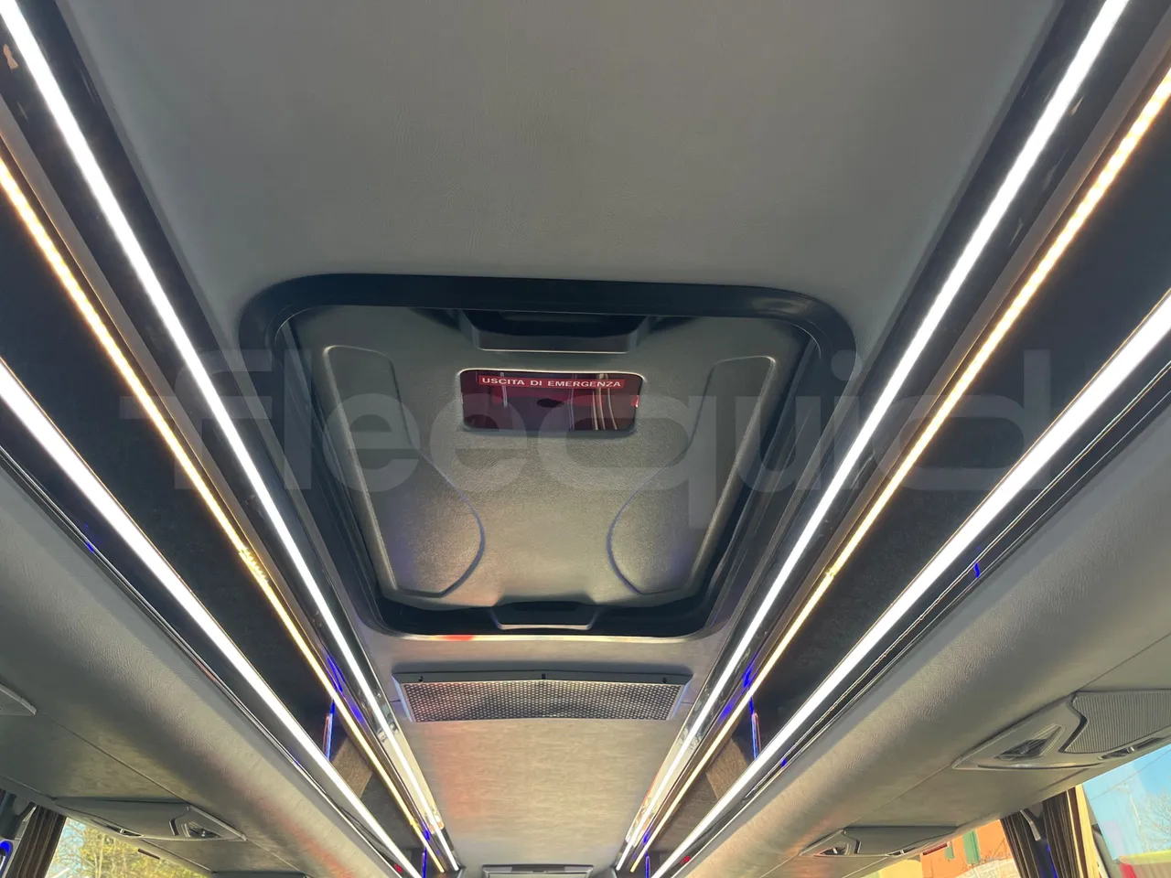 Iveco Daily CARIND - Euro6 - 132kW - 8.400mt - roof hatch 2