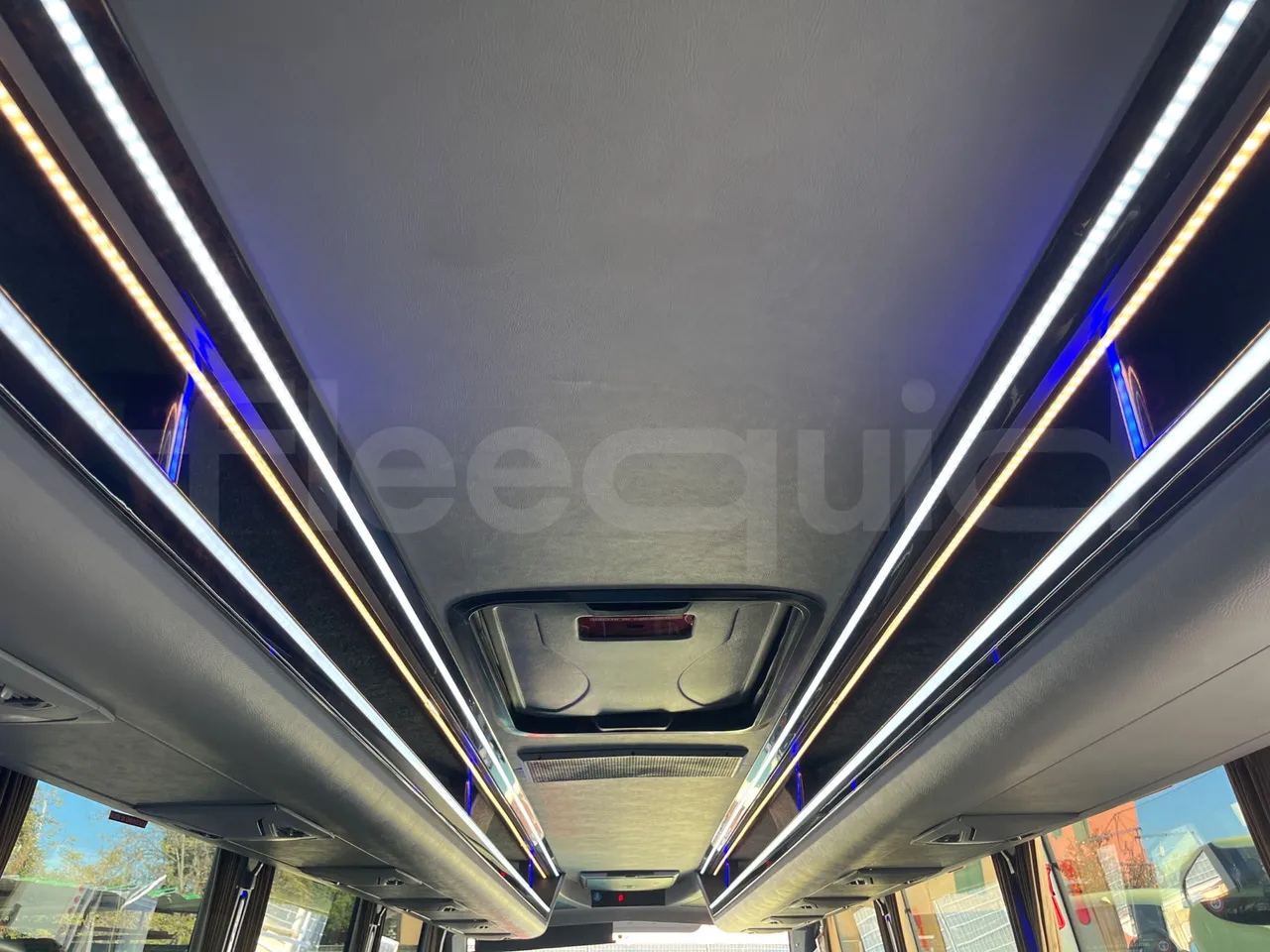 Iveco Daily CARIND - Euro6 - 132kW - 8.400mt - overhead compartments photo