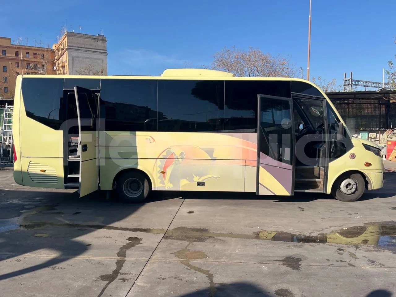 Iveco Daily CARIND - Euro6 - 132kW - 8.400mt - right side doors open
