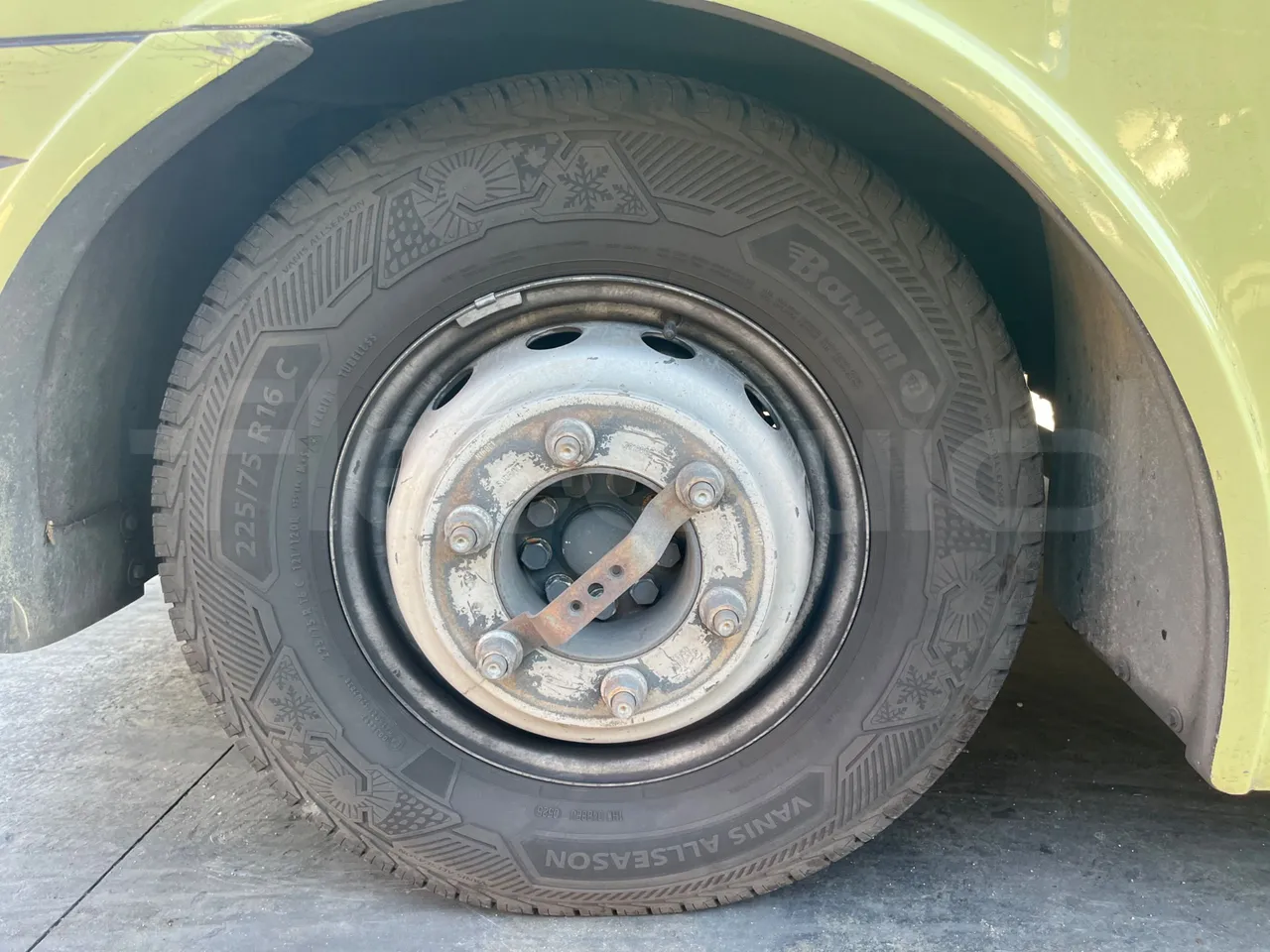 Iveco Daily CARIND - Euro6 - 132kW - 8.400mt - front left tire measurements