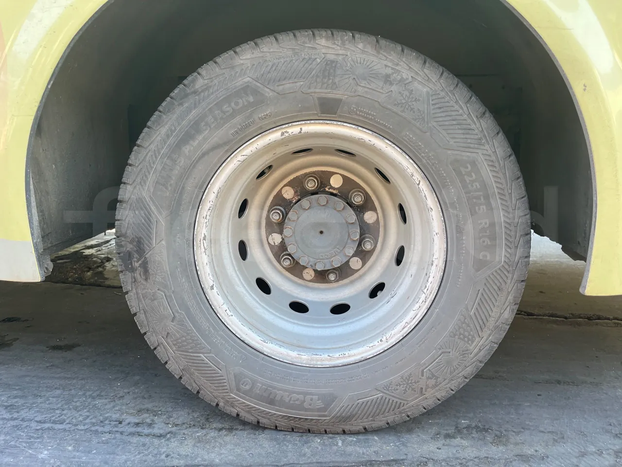 Iveco Daily CARIND - Euro6 - 132kW - 8.400mt - rear left tire photo