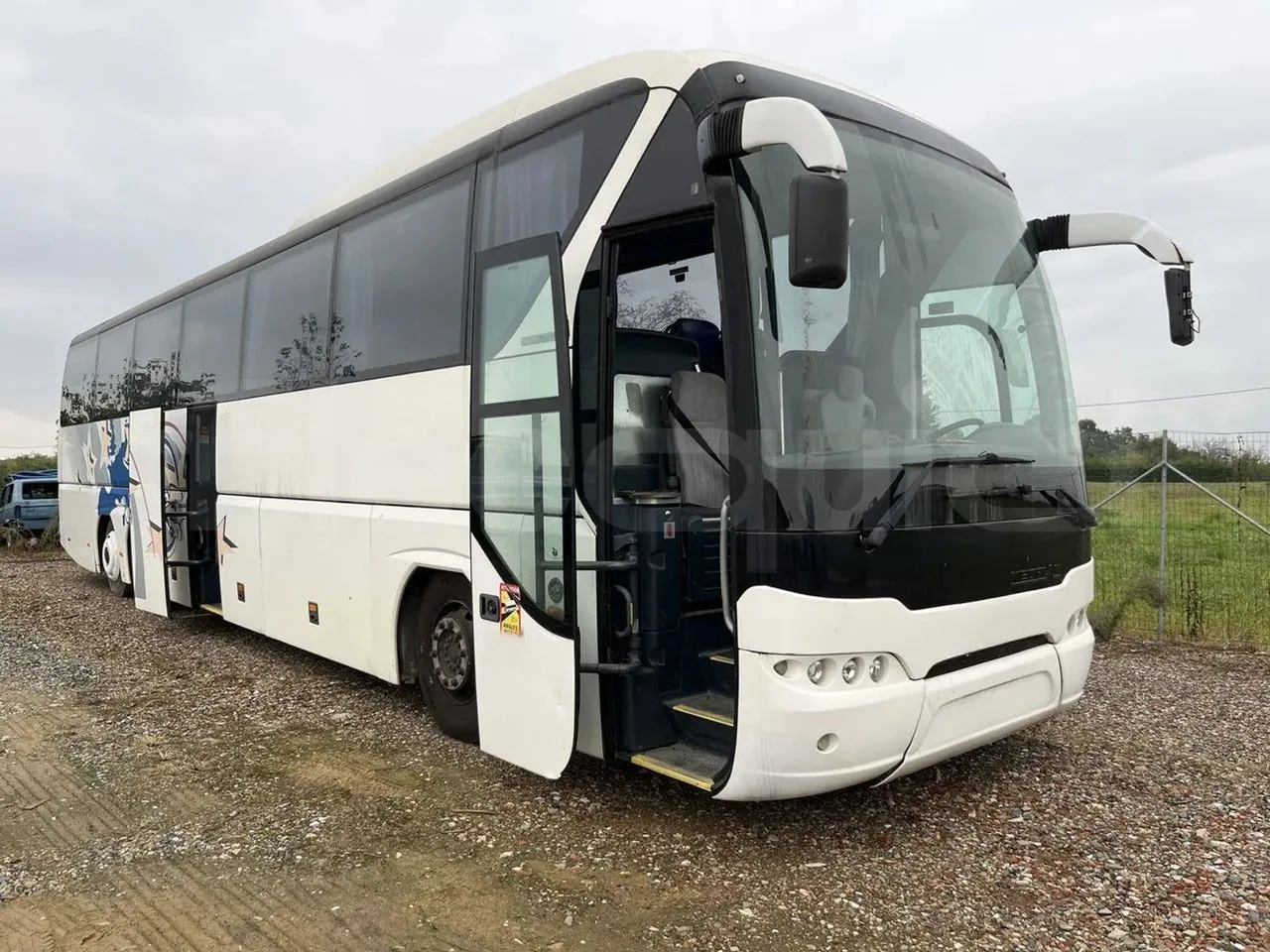Neoplan P22 N 2216/3 SHDL - 3/4 right front doors open