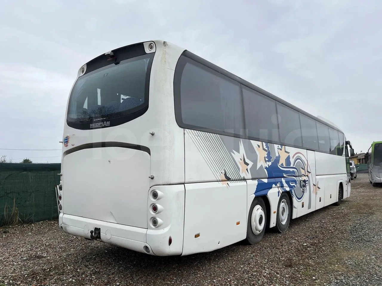 Neoplan P22 N 2216/3 SHDL - 3/4 right rear doors closed