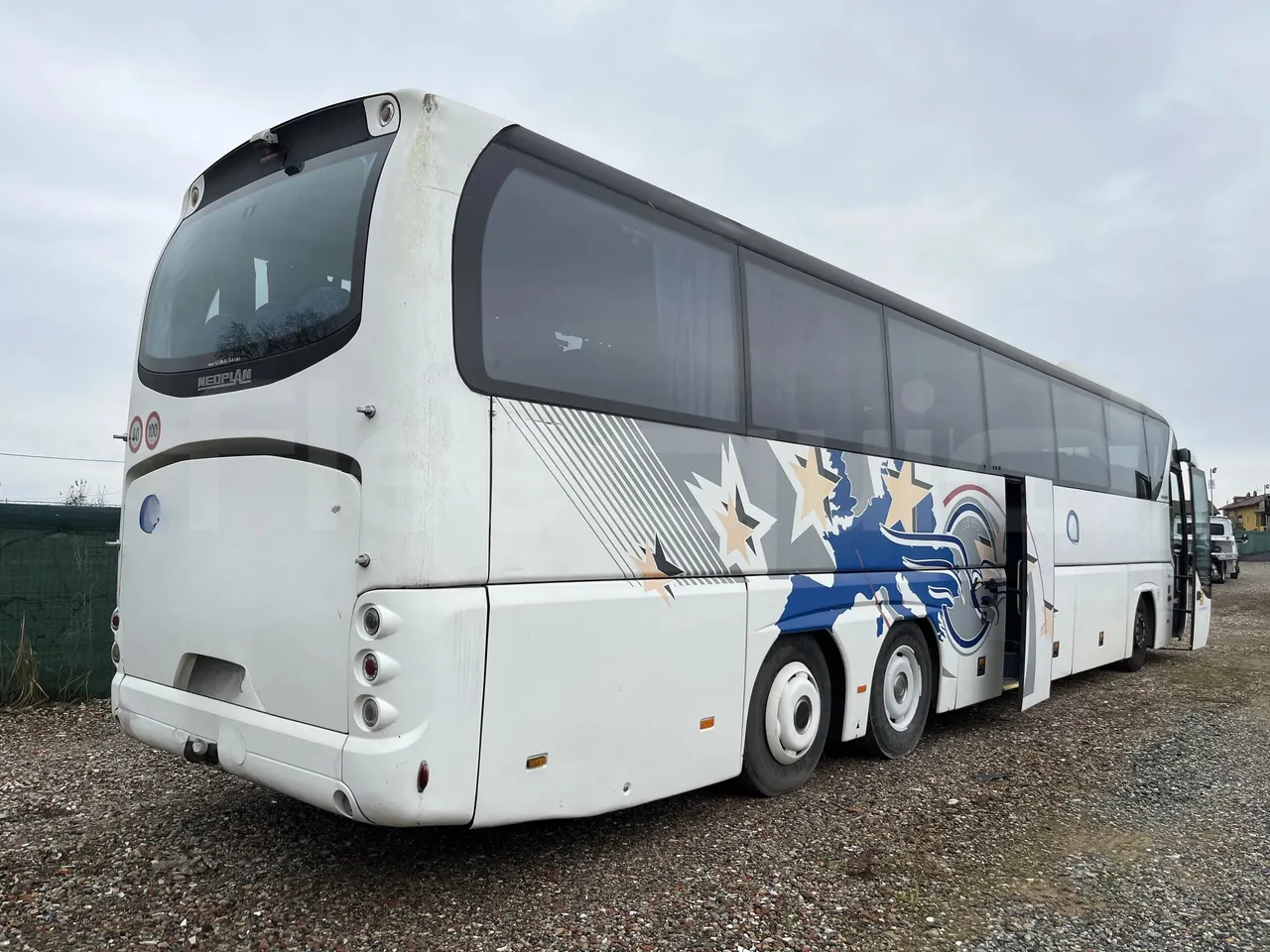Neoplan P22 N 2216/3 SHDL - 3/4 right rear doors open
