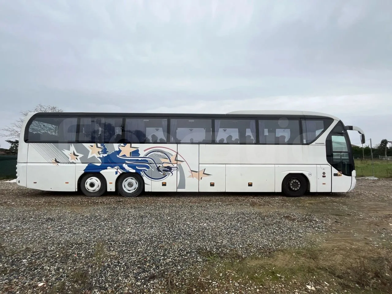 Neoplan P22 N 2216/3 SHDL - right side doors closed
