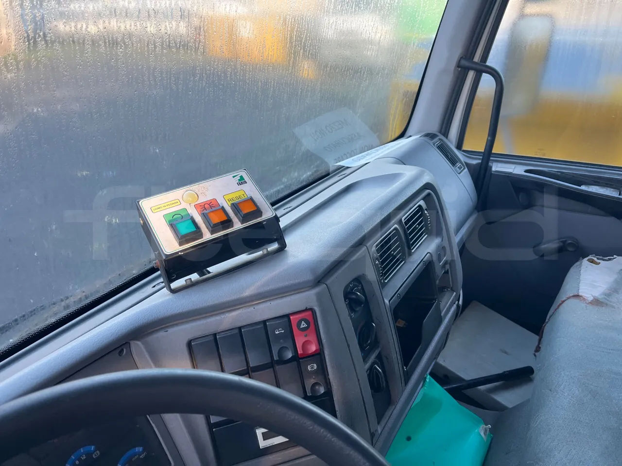 Renault V.I. 45ACA5.ED - Euro3 - 158kW - 7.558mt - radio accessories photo