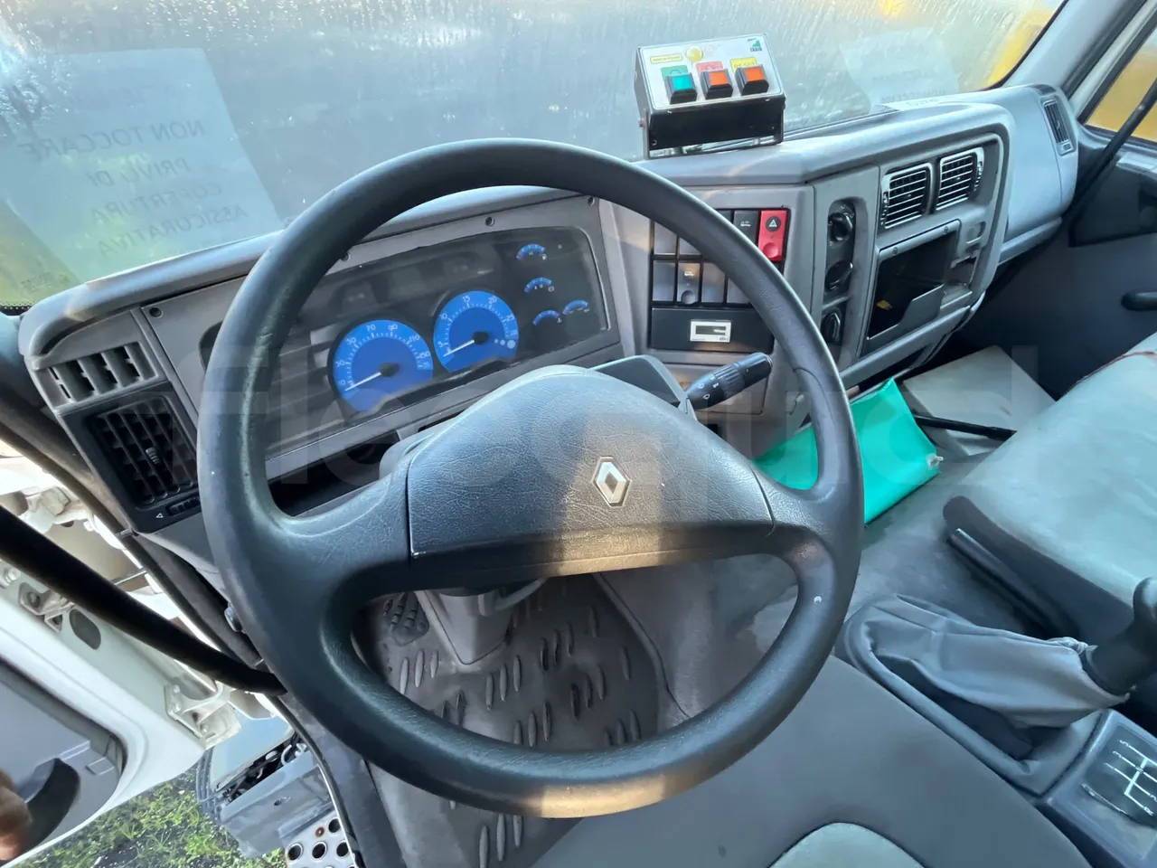 Renault V.I. 45ACA5.ED - Euro3 - 158kW - 7.558mt - steering wheel photo