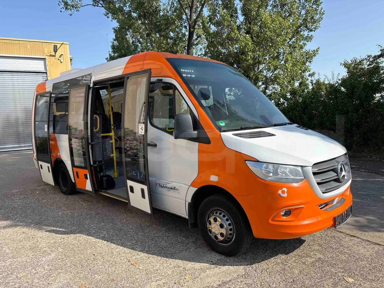 Mercedes-Benz Sprinter - 3/4 right front doors open