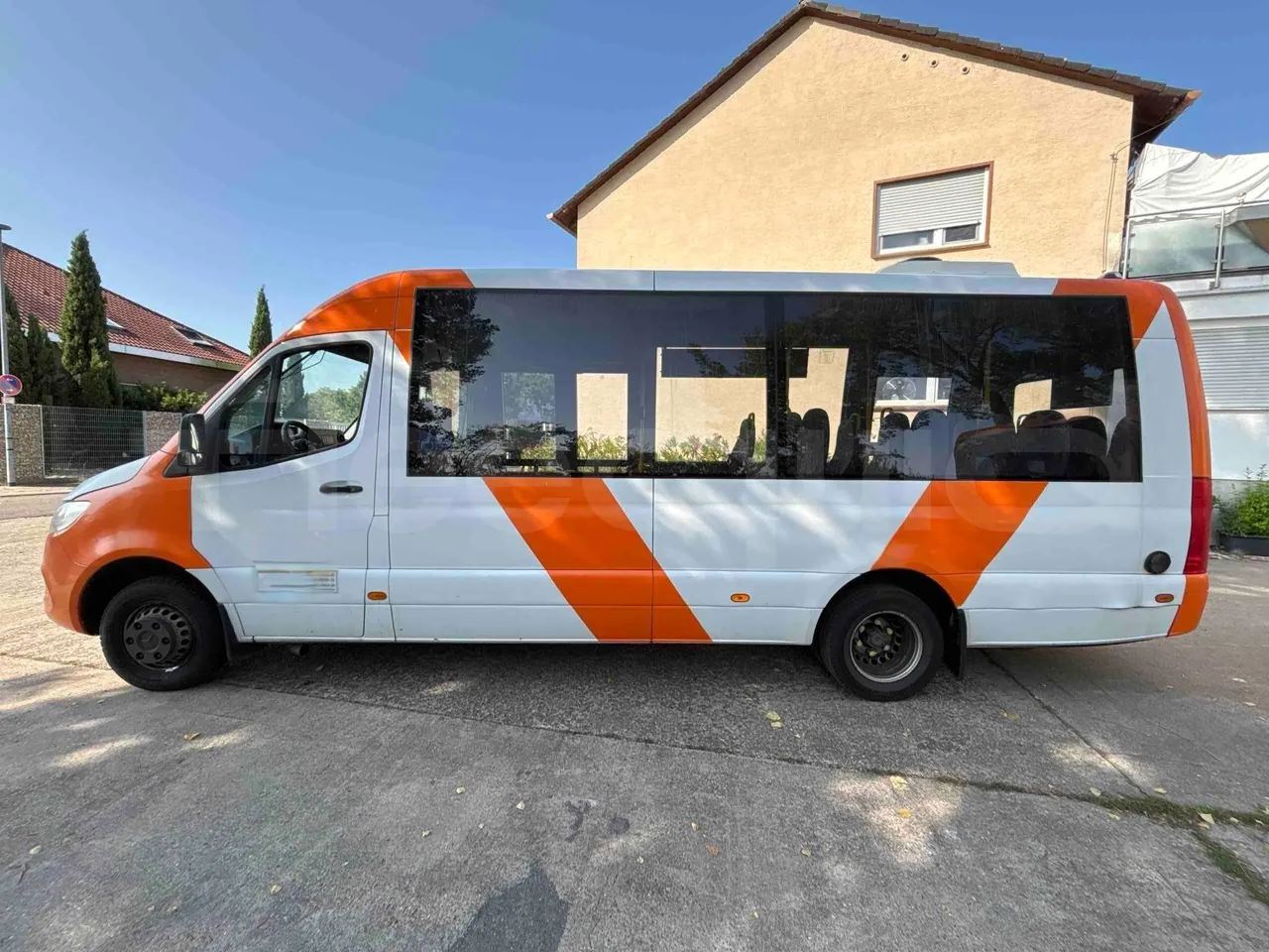 Mercedes-Benz Sprinter - left side photo