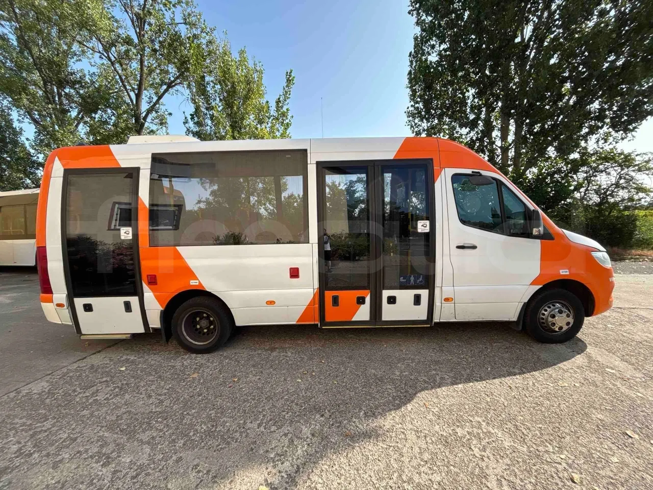 Mercedes-Benz Sprinter - right side doors closed