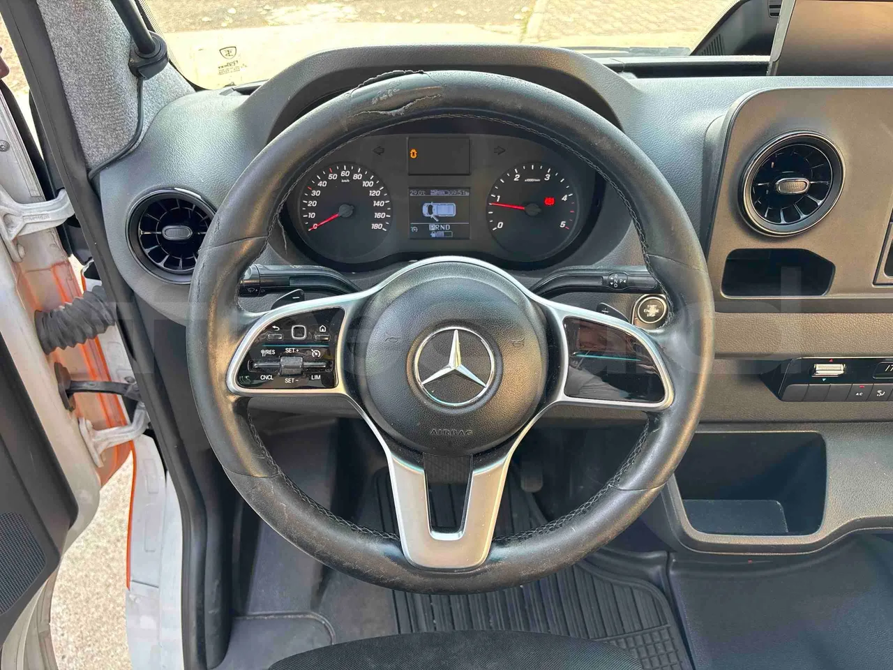 Mercedes-Benz Sprinter - steering wheel photo