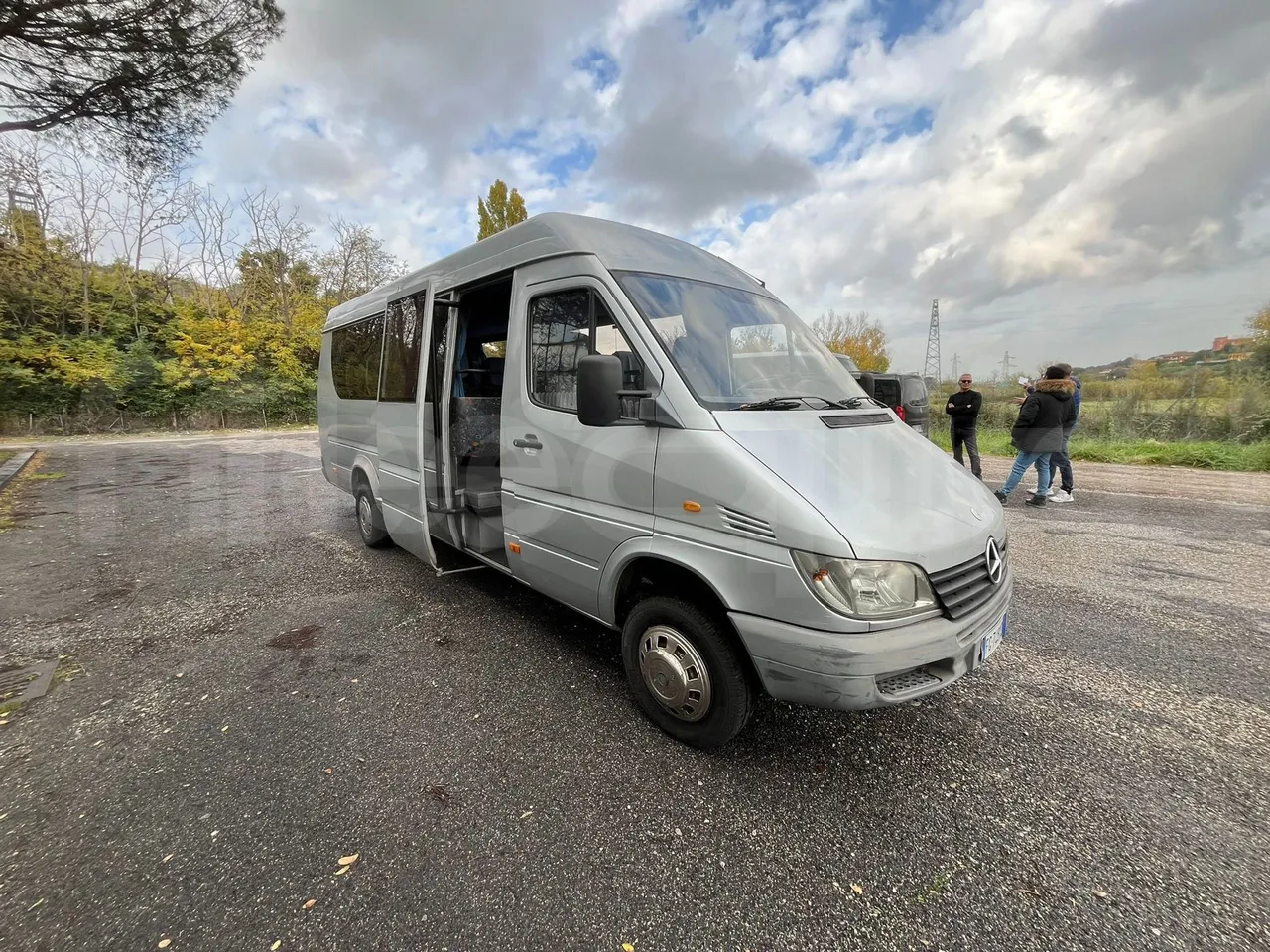 Mercedes-Benz Sprinter 413 CDI - 3/4 front right doors (mandatory for bus to scrap)