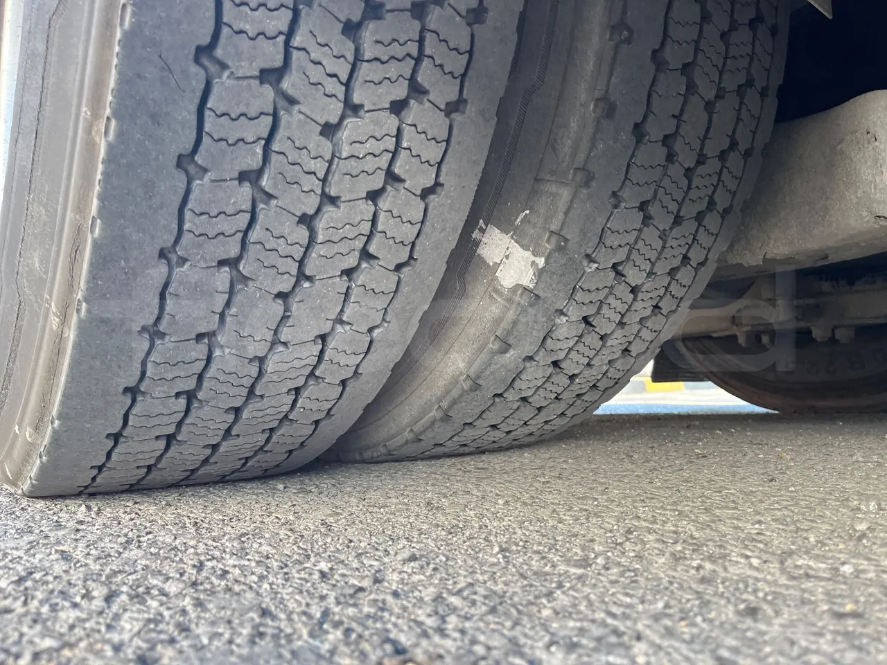 Mercedes-Benz OC 500 RF 1842 -EUR5 - 315kW -12.920m - tread condition front tires left