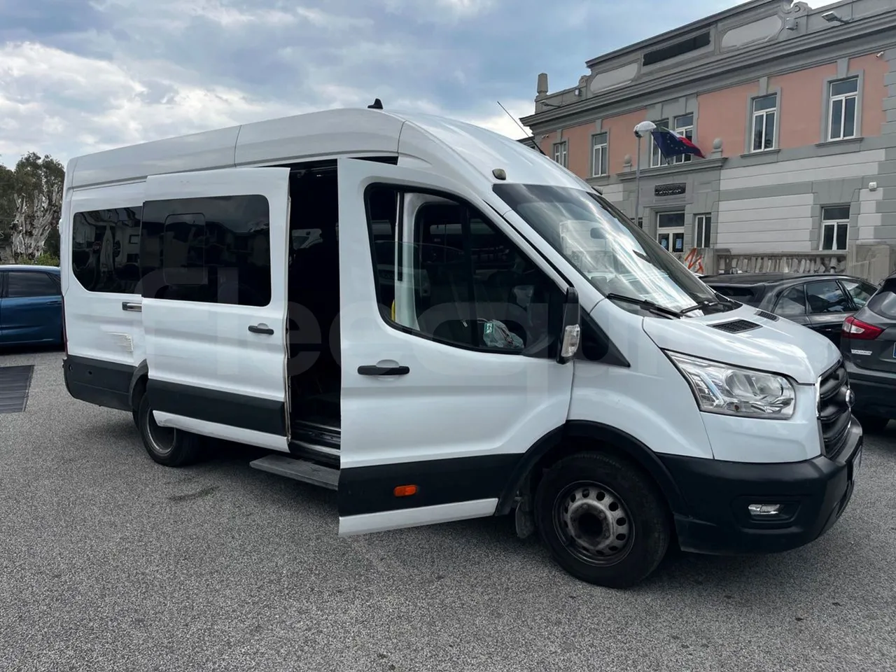 Ford Transit FBD - Euro 6 - 125 kW - 6.704 mt - 3/4 right front doors open