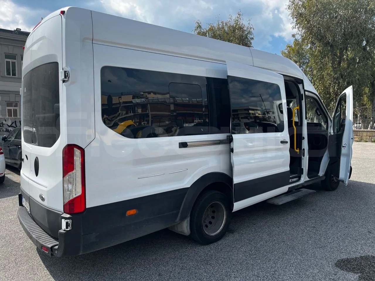 Ford Transit FBD - Euro 6 - 125 kW - 6.704 mt - 3/4 right rear doors open