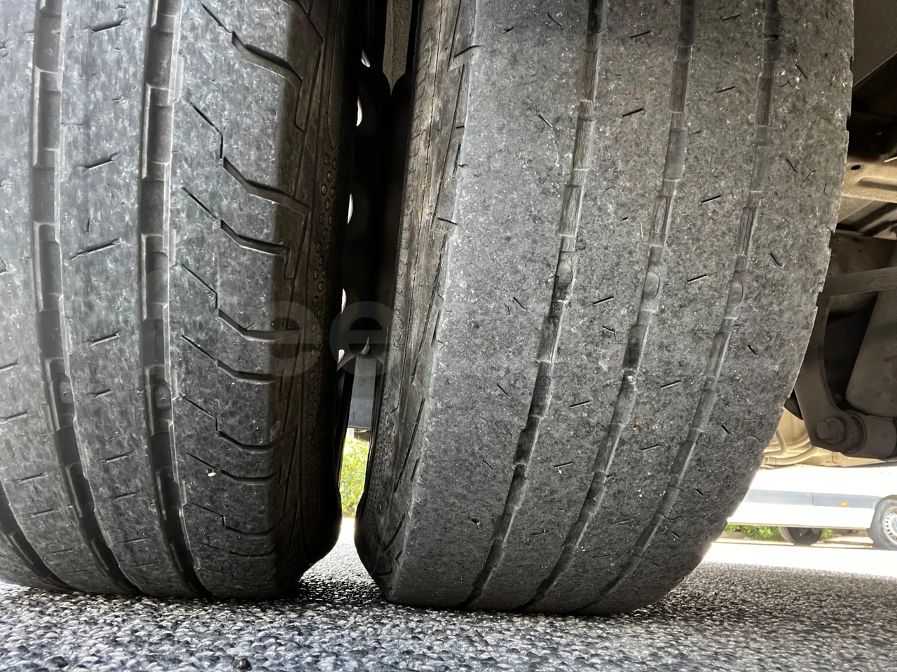 Ford Transit FBD - Euro 6 - 125 kW - 6.704 mt - tread condition front tires left