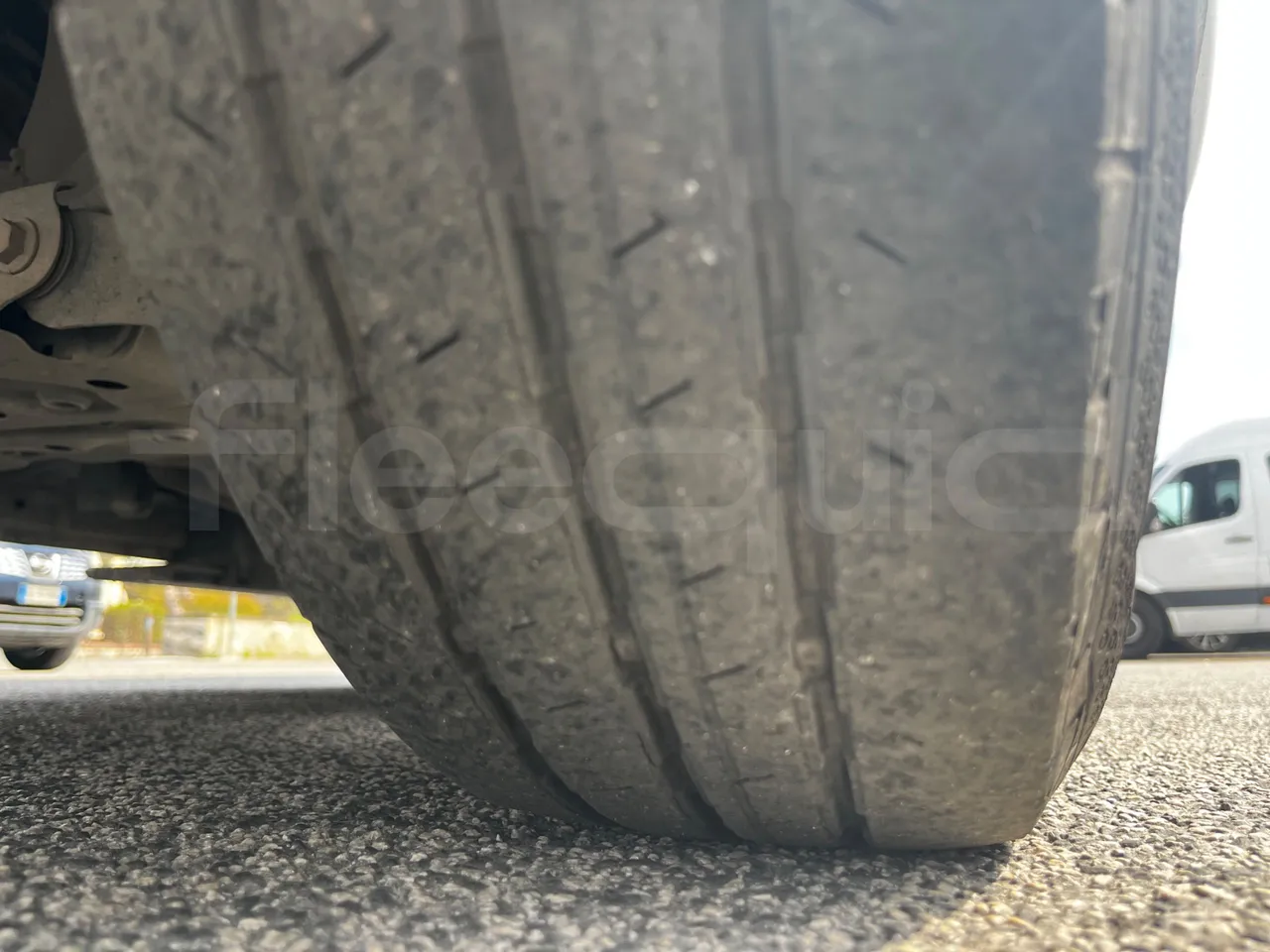 Ford Transit FBD - Euro 6 - 125 kW - 6.704 mt - tread condition front tires right