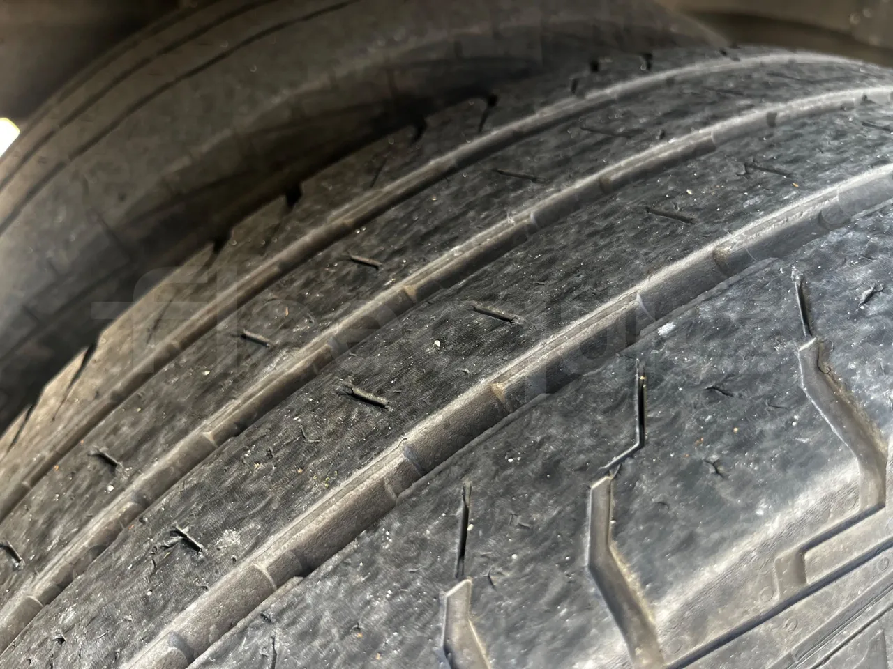 Ford Transit FBD - Euro 6 - 125 kW - 6.704 mt - tread condition third axle tires left