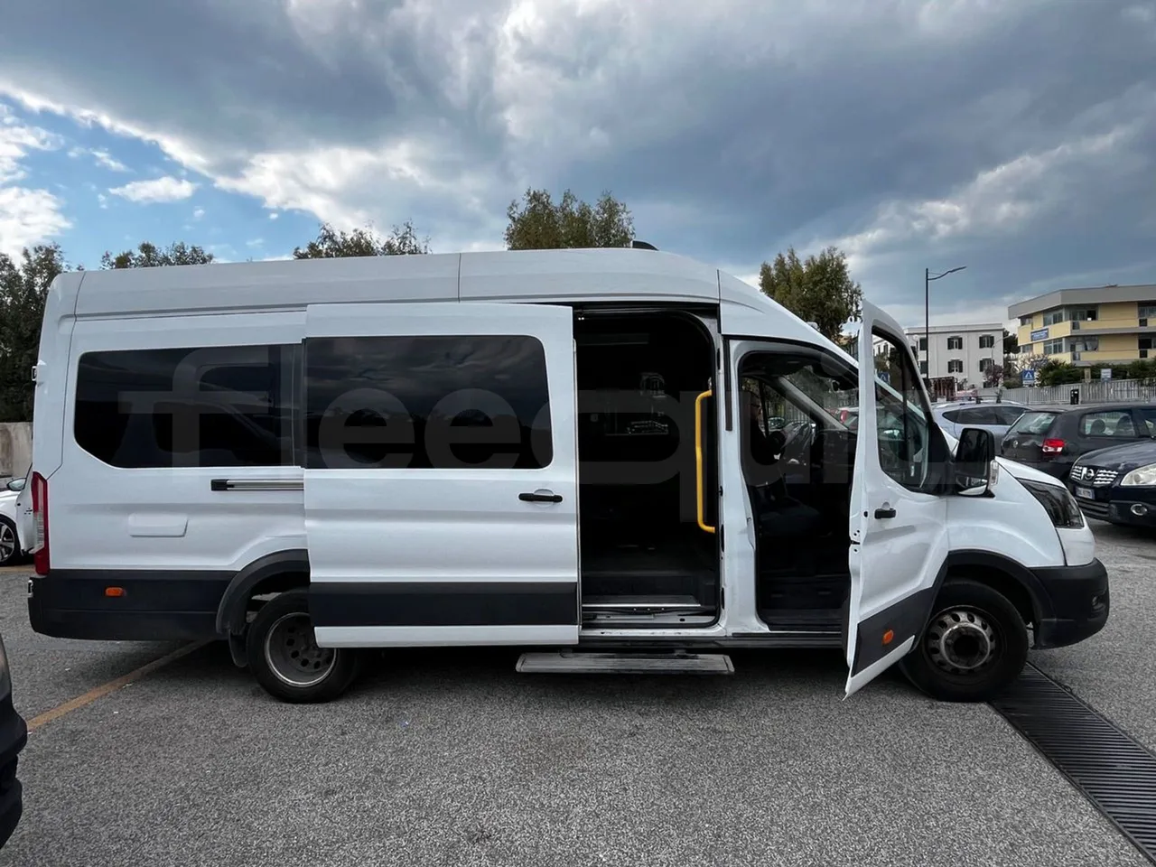 Ford Transit FBD - Euro 6 - 125 kW - 6.704 mt - right side doors open