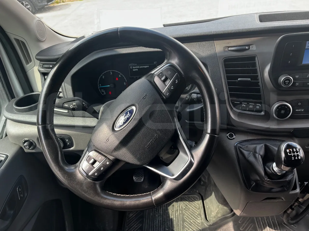 Ford Transit FBD - Euro 6 - 125 kW - 6.704 mt - steering wheel photo
