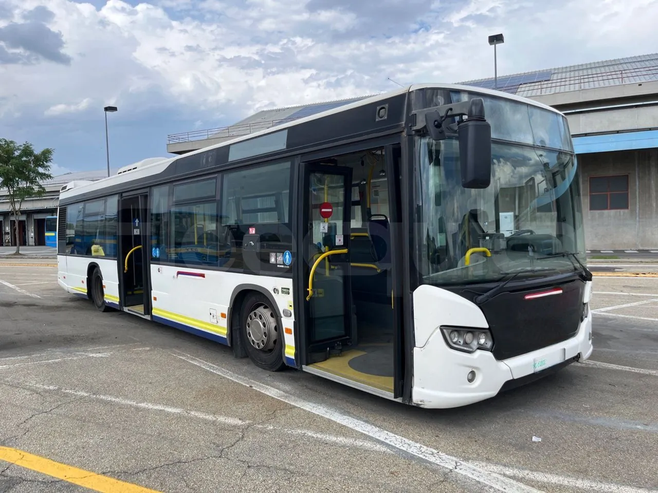 Scania Citywide LF CN 280/ Euro 6 - 206 Kw - 12 Mt - 3/4 right front doors open
