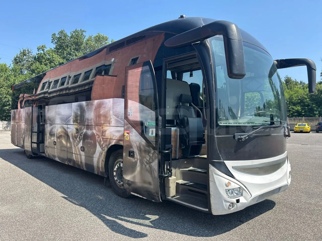 Iveco Magelys 5FR210 - 3/4 right front doors open