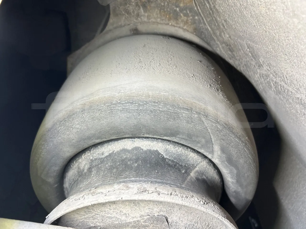 Iveco Magelys 5FR210 - axel 2 air springs 1 left