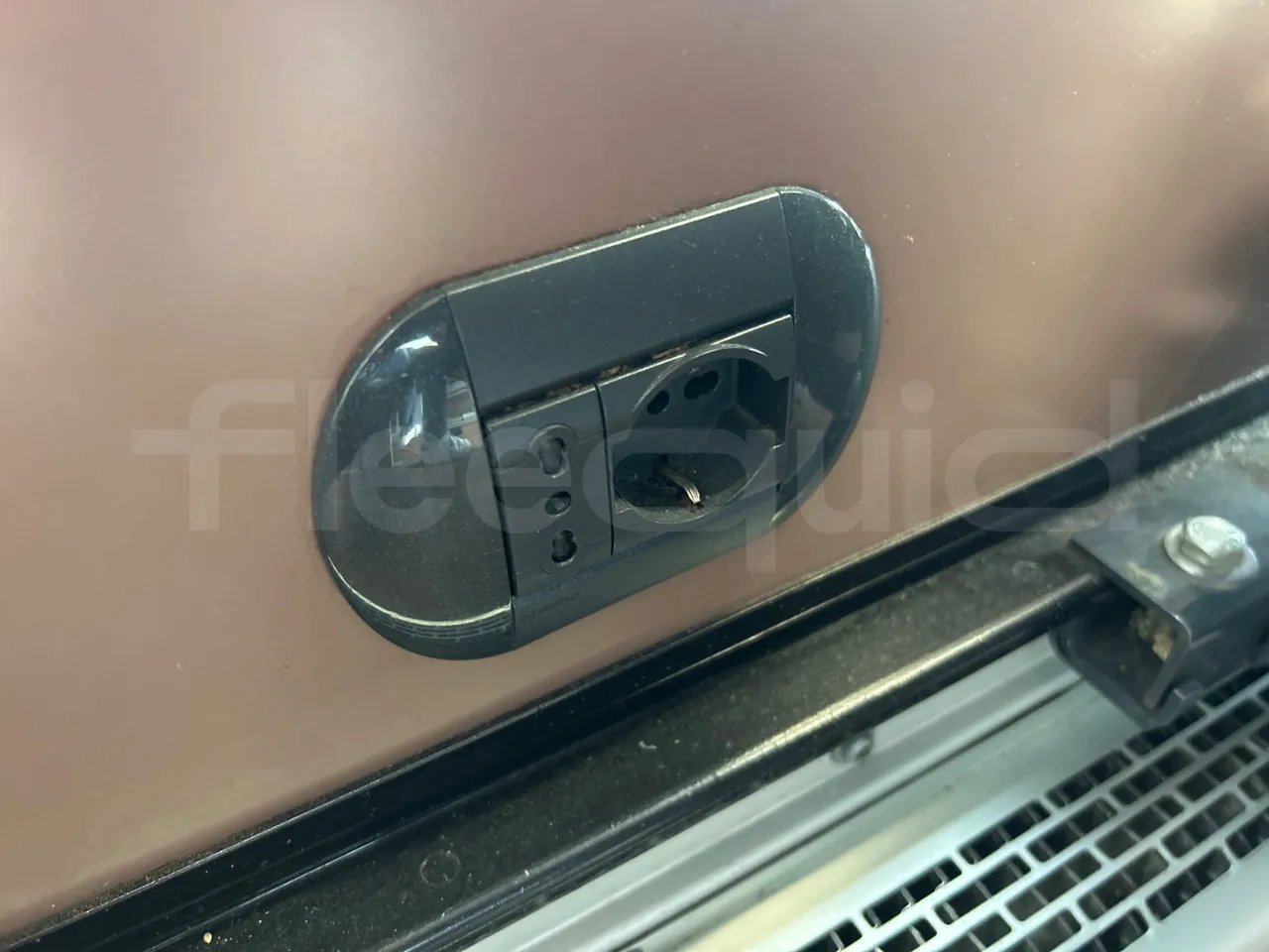 Iveco Magelys 5FR210 - usb charging detail