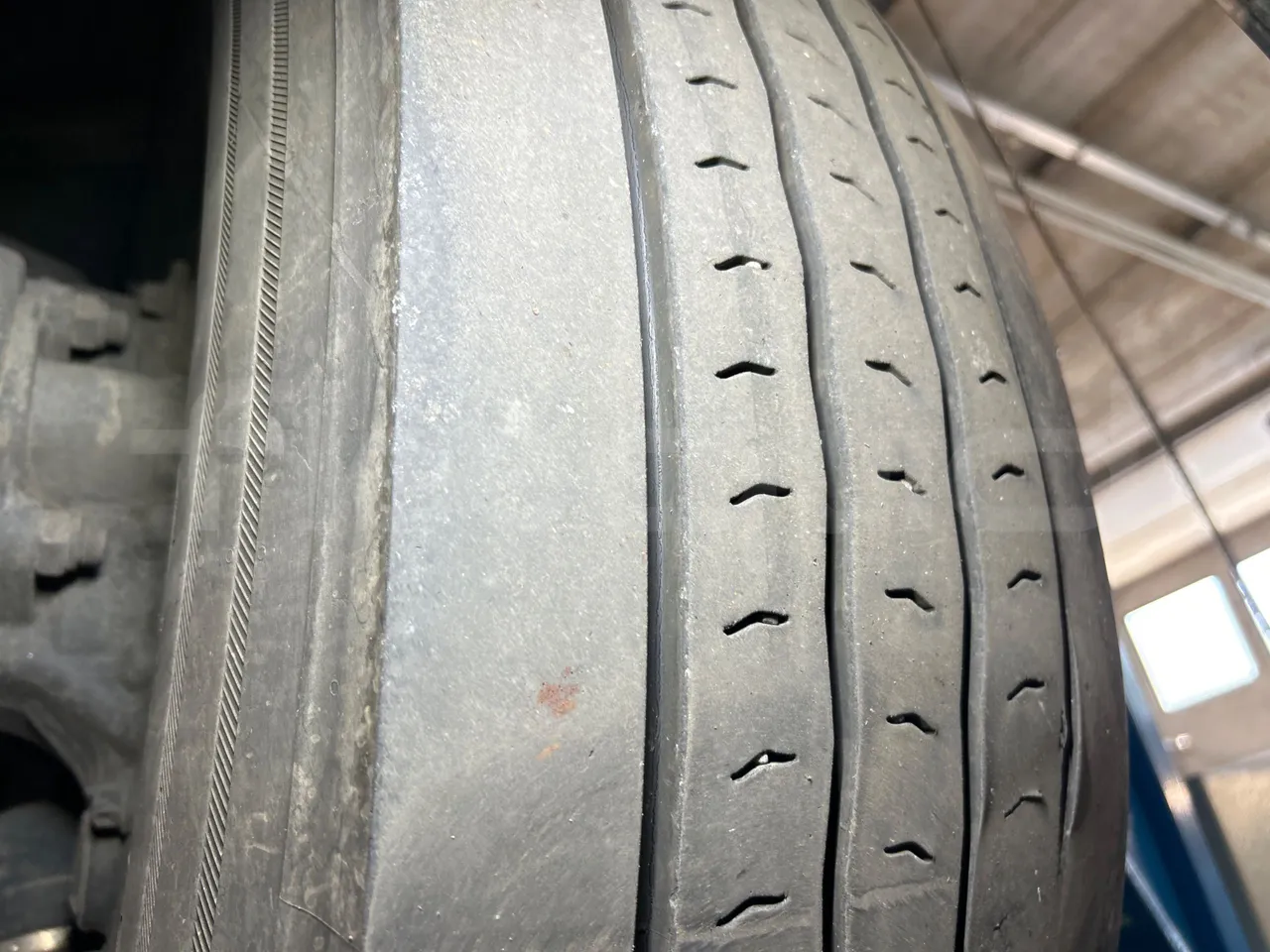 Iveco Magelys 5FR210 - tread condition front tires left