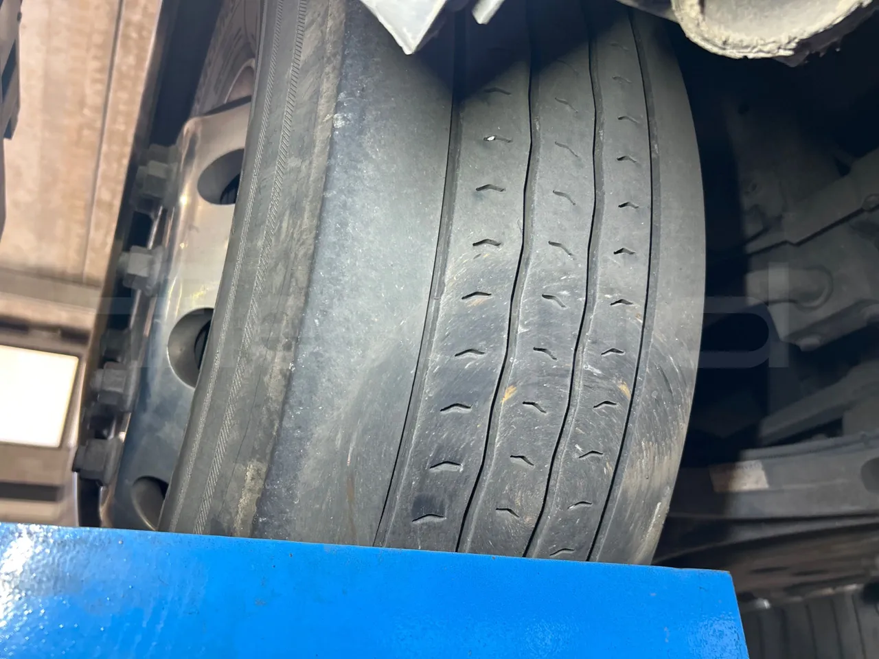 Iveco Magelys 5FR210 - tread condition front tires right