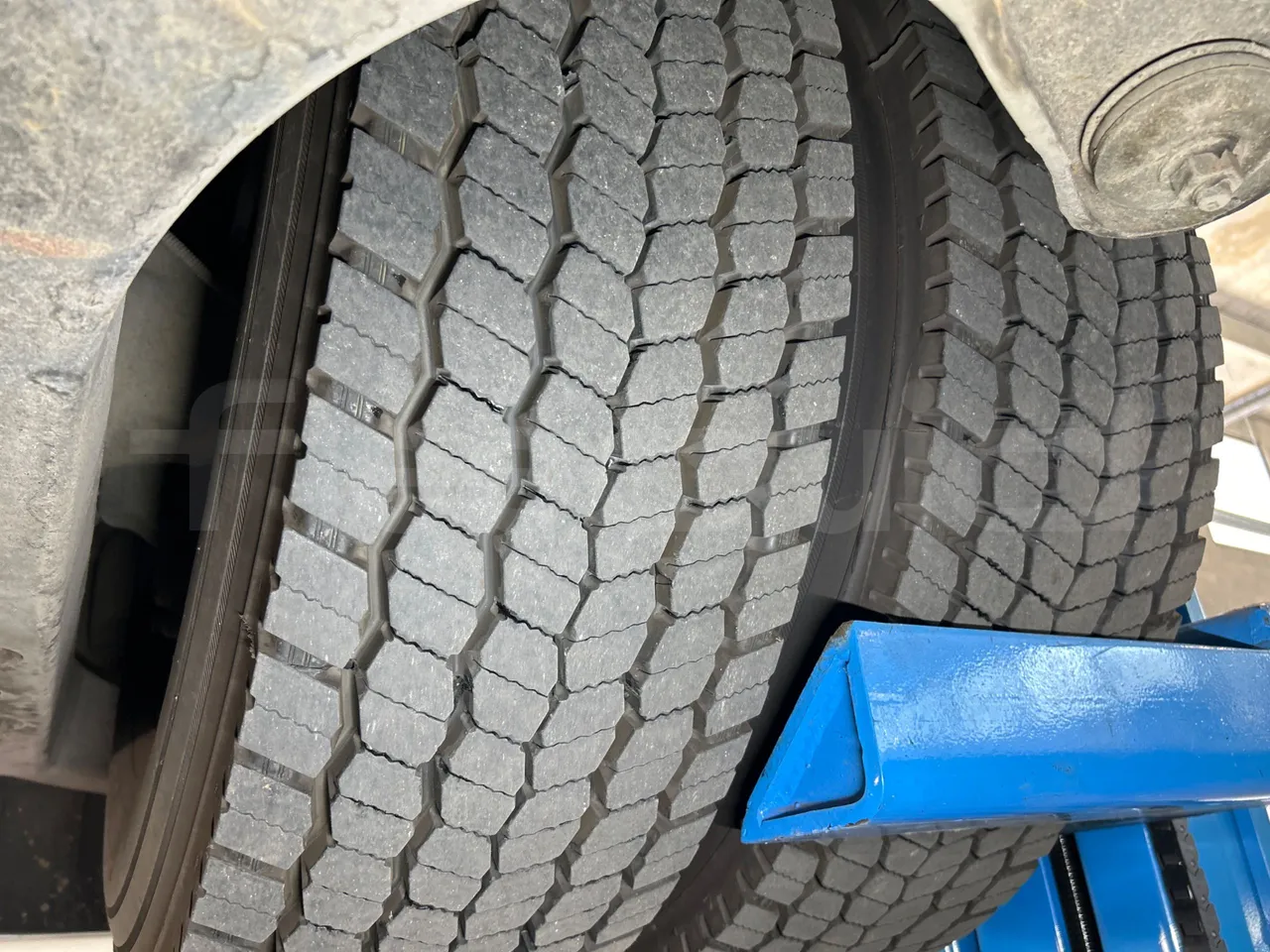 Iveco Magelys 5FR210 - tread condition second axle tires right