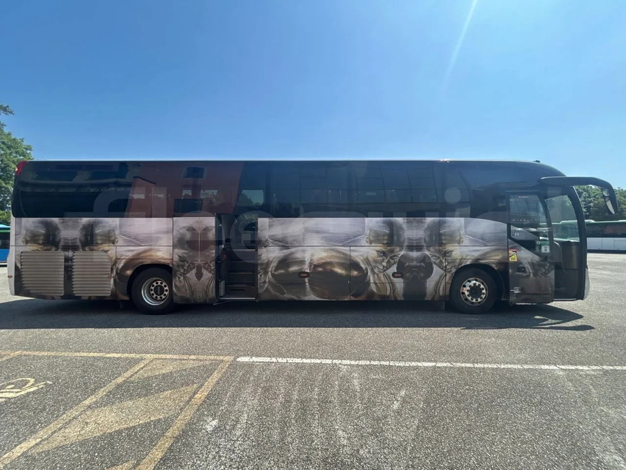 Iveco Magelys 5FR210 - right side doors open