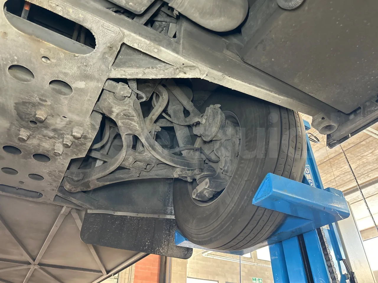 Iveco Magelys 5FR210 - front axle left side
