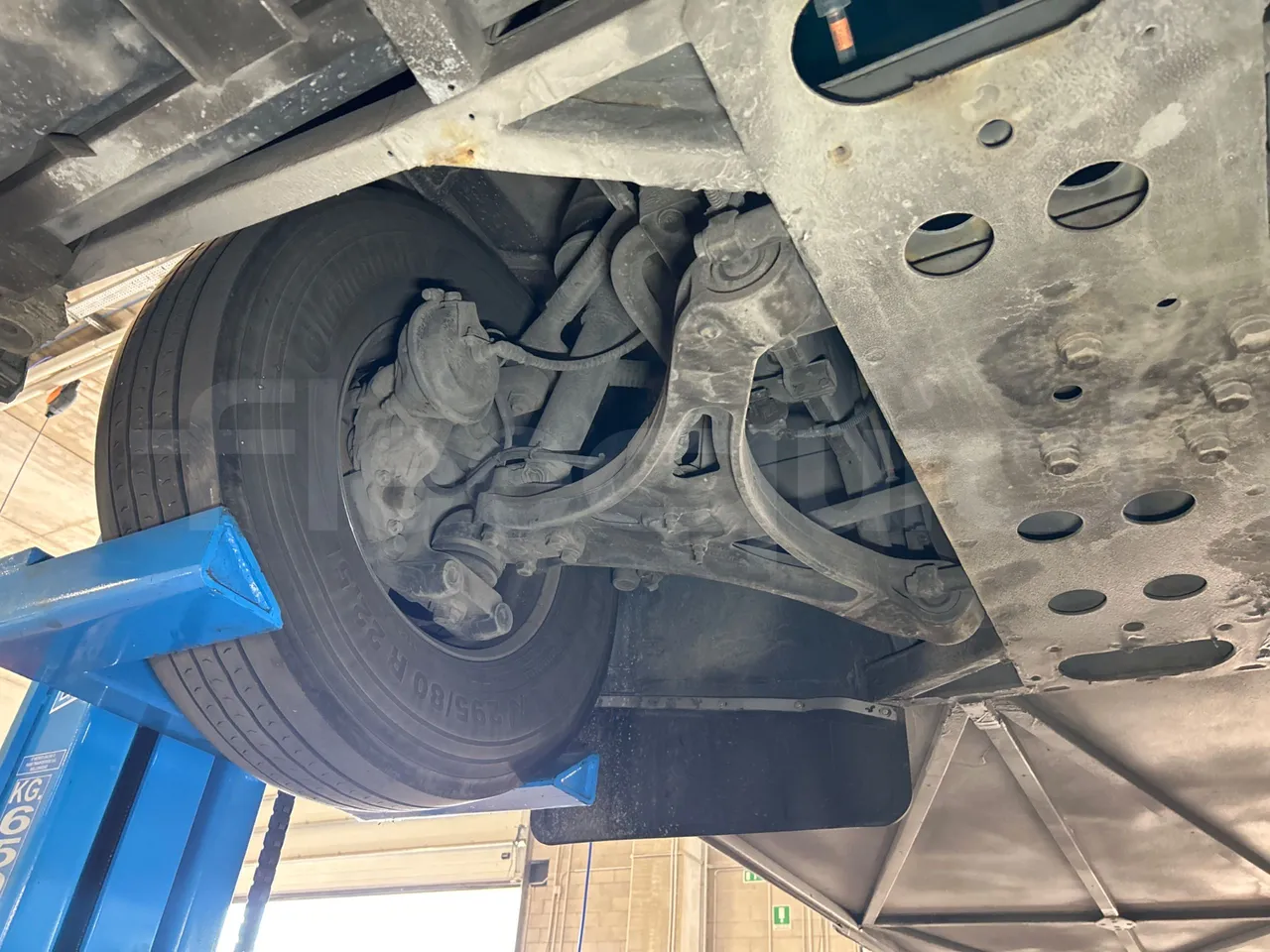 Iveco Magelys 5FR210 - front axle right side