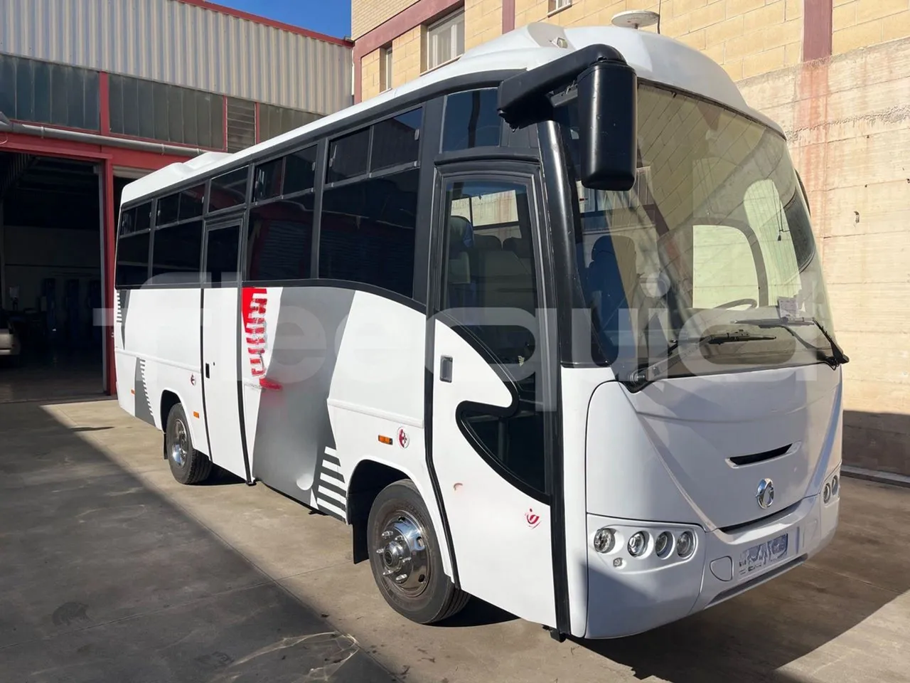 Iveco E24 Euro3 - 125kW - 7.5mt - Base cover photo