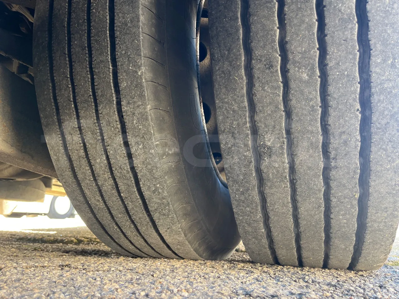 Scania Irizar Century K124EB - Euro2 - 265kW - 12.850mt - tread condition third axle tires left