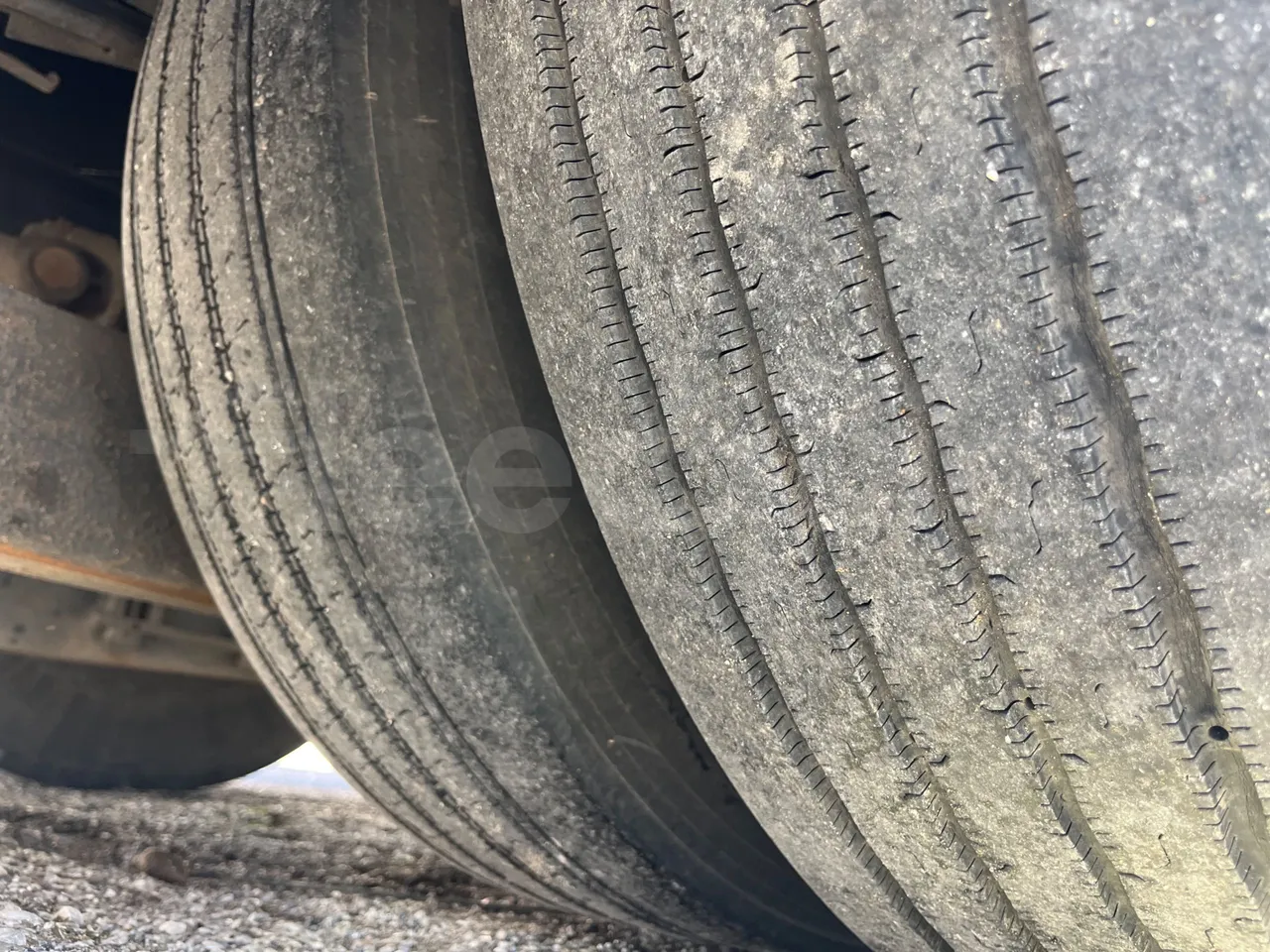 Scania Irizar Century K124EB - Euro2 - 265kW - 12.850mt - tread condition third axle tires right