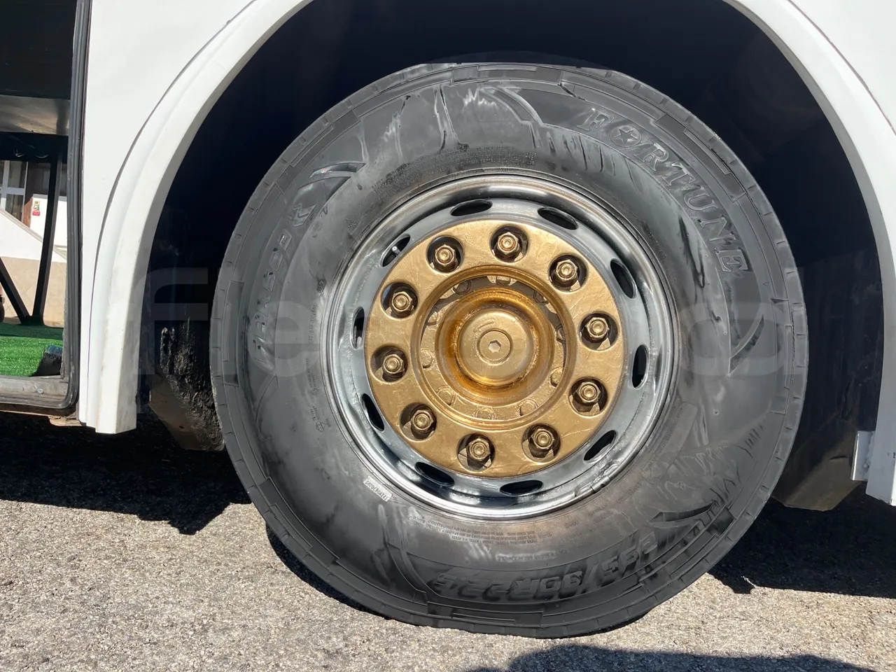 Scania Irizar Century K124EB - Euro2 - 265kW - 12.850mt - front left tire measurements