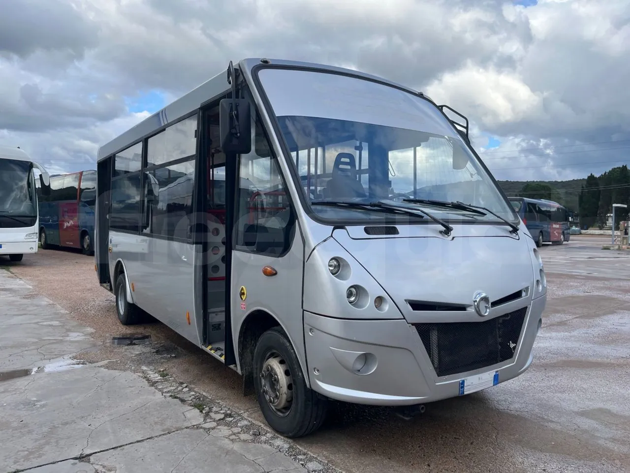 Iveco Cacciamali 65C/E4 - Euro 4 - 130 kW - 7.430 mt - 3/4 right front doors open