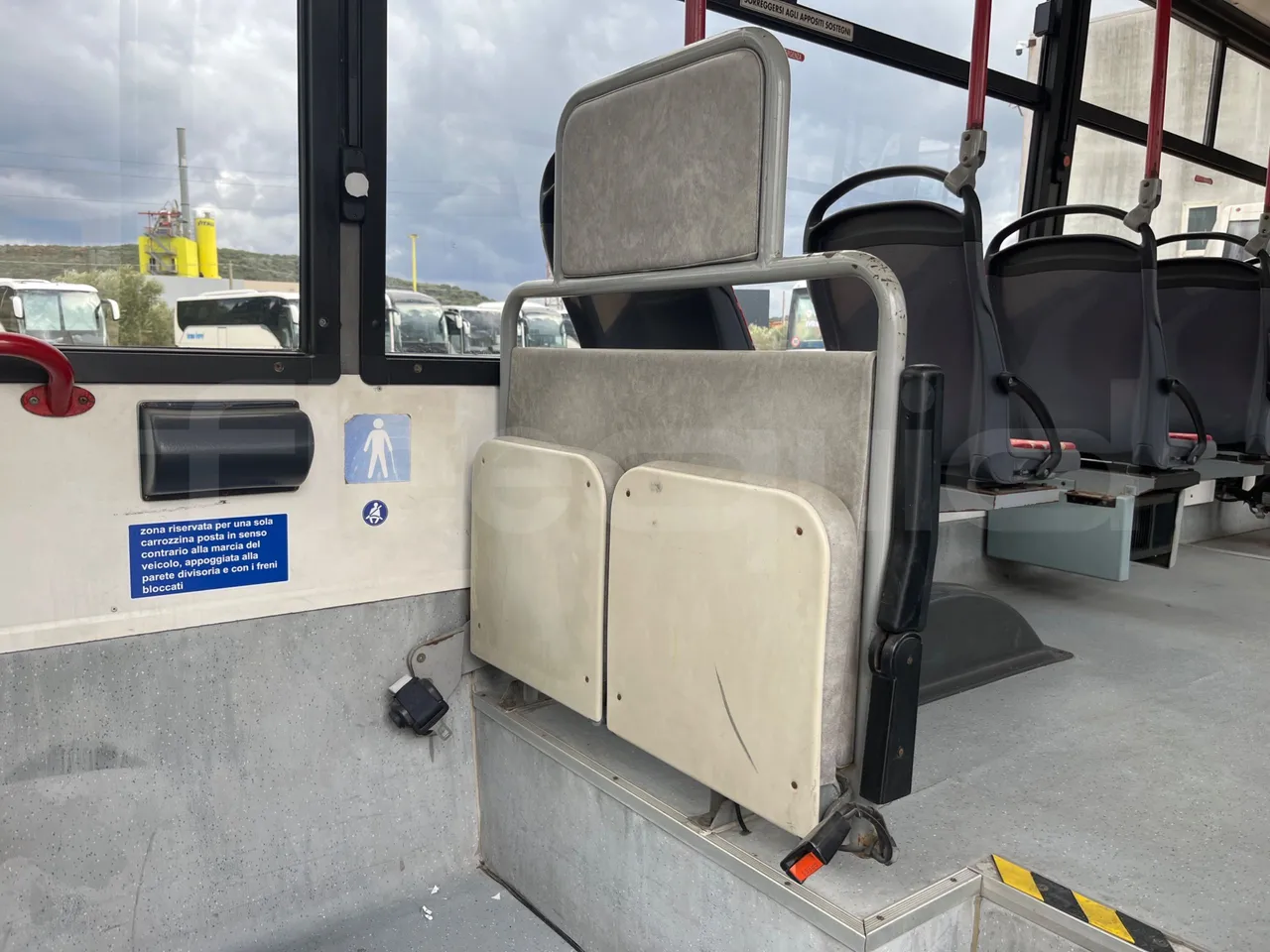 Iveco Cacciamali 65C/E4 - Euro 4 - 130 kW - 7.430 mt - folding seat photo