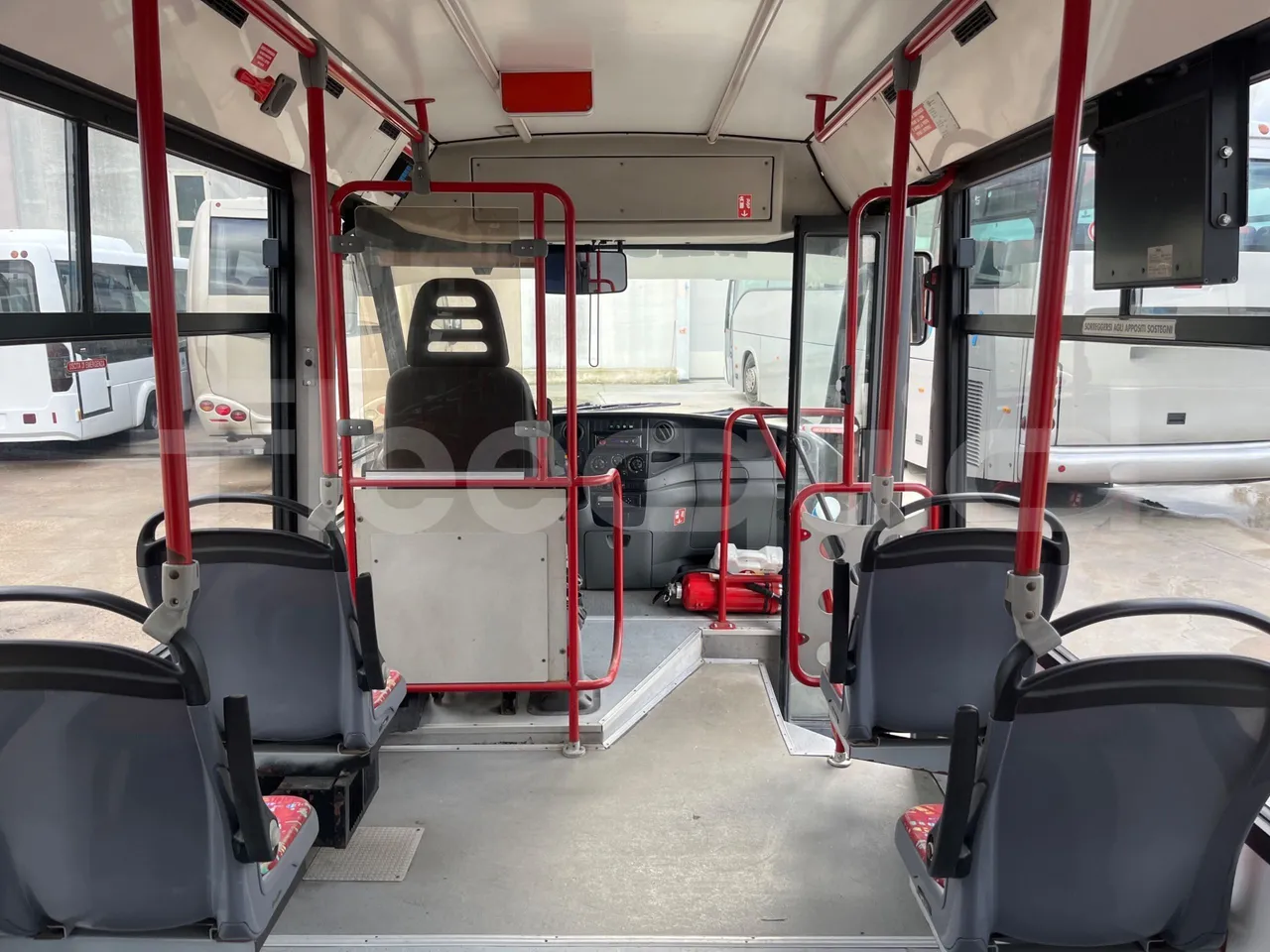 Iveco Cacciamali 65C/E4 - Euro 4 - 130 kW - 7.430 mt - forward view middle aisle