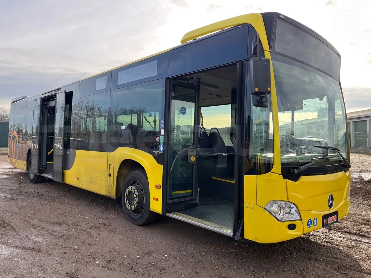 Mercedes-Benz Citaro 628 02 - Euro 6 - 220 kW - 12.140 mt - 3/4 right front doors open