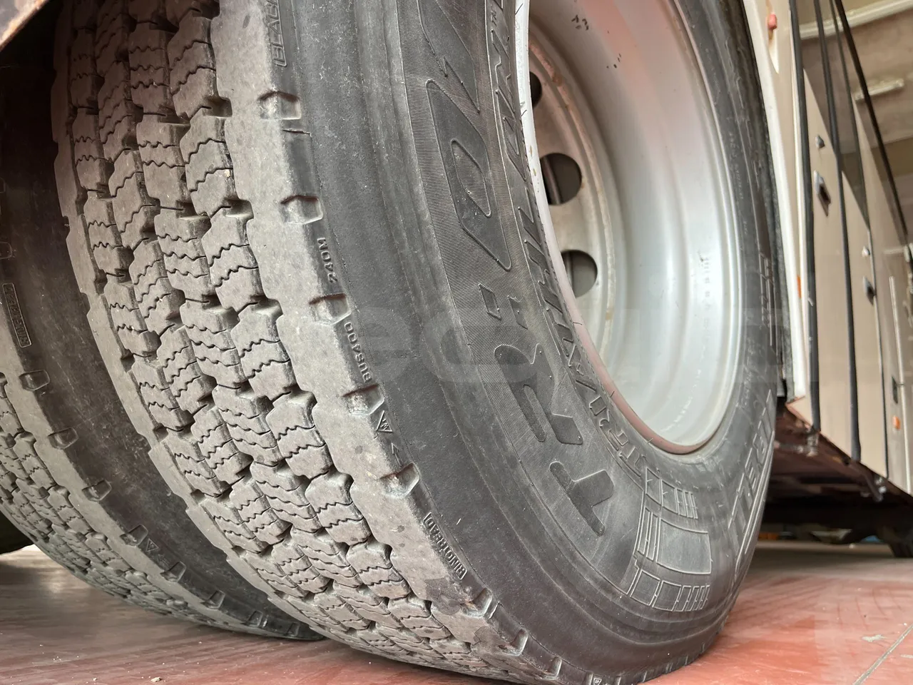 Temsa Safari - tread condition front tires left