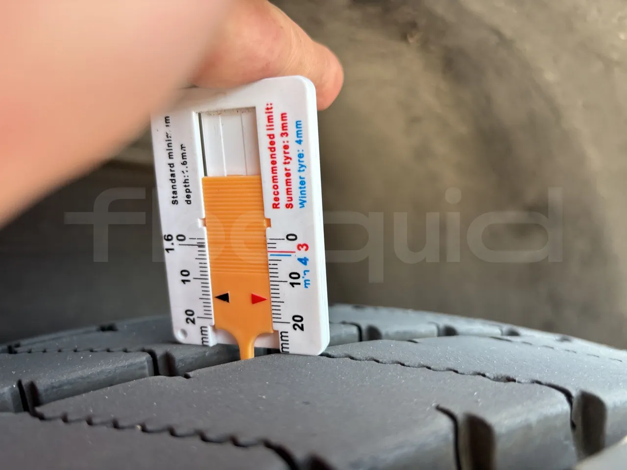 Man Castrosua - First Axle Left Side: Tyre Thickness